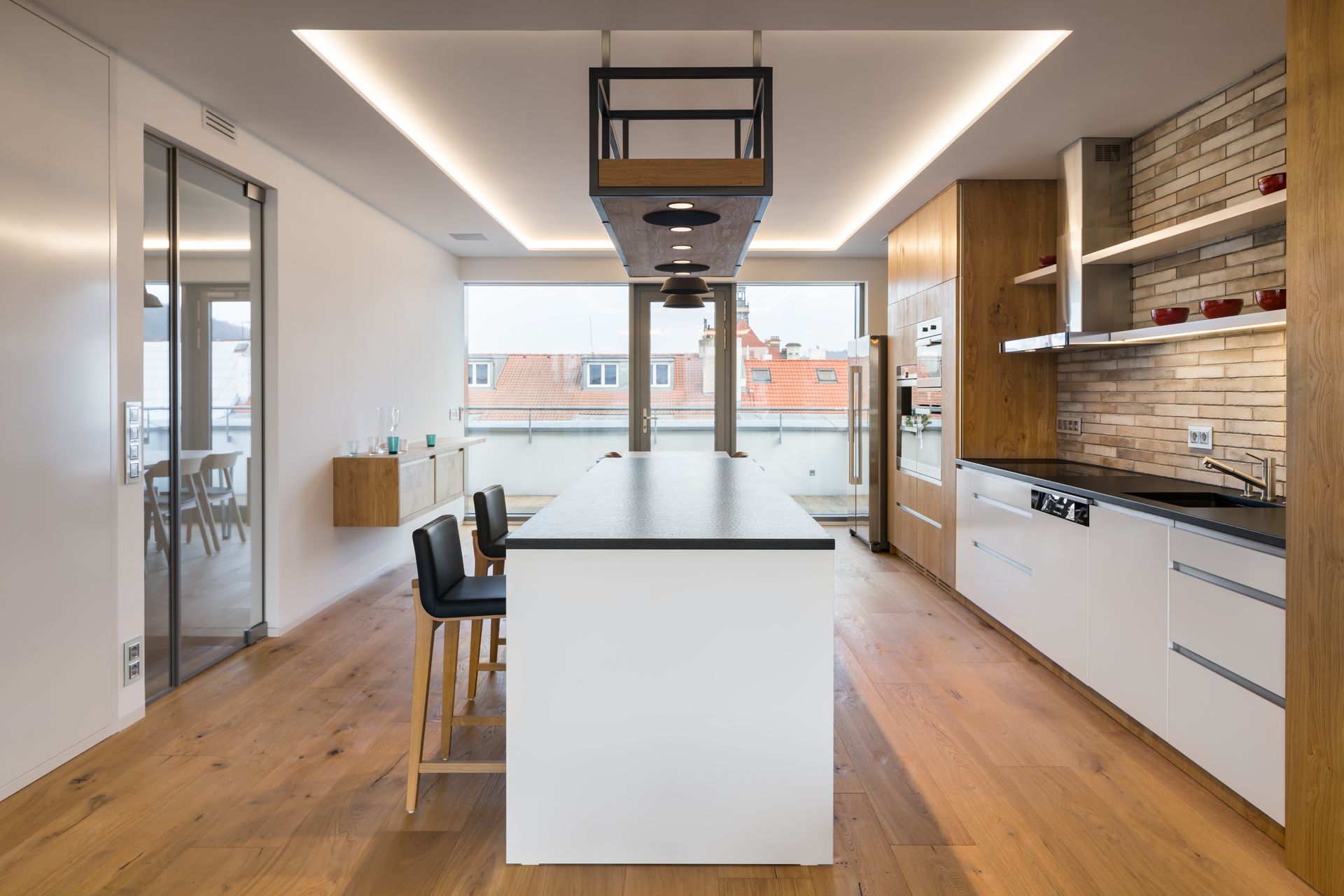 Realizace světlé dubové podlahy Planet Parket v ložnici – detail přirozené kresby dřeva v kombinaci s dřevěným nábytkem a měkkým osvětlením.