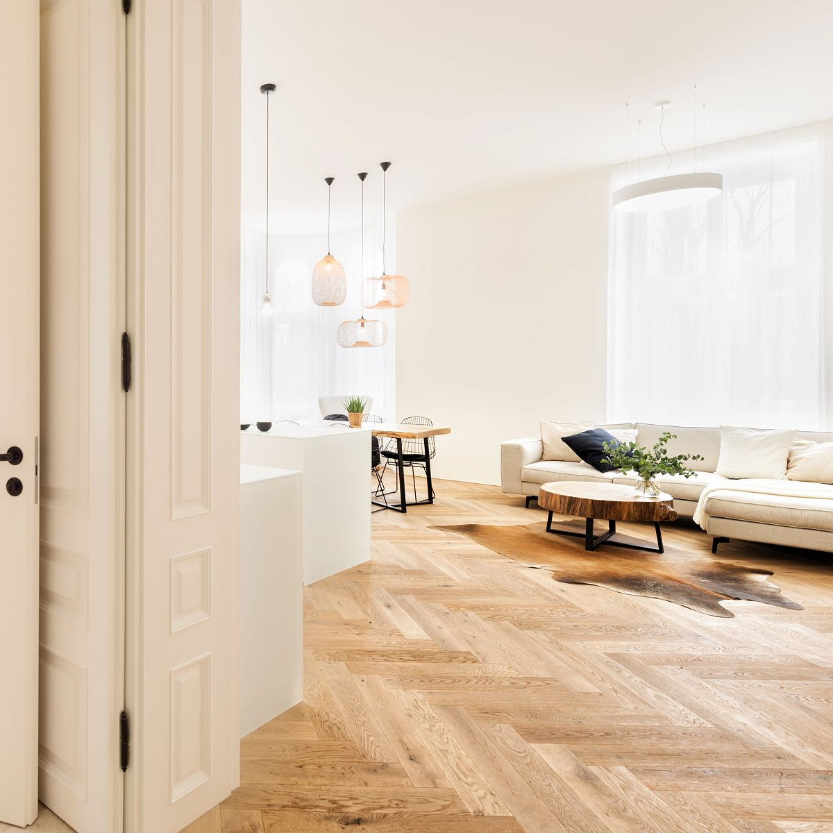 Luxusní realizace světlé dubové podlahy Planet Parket se vzorem stromeček v prostorném obývacím pokoji s moderním designem.