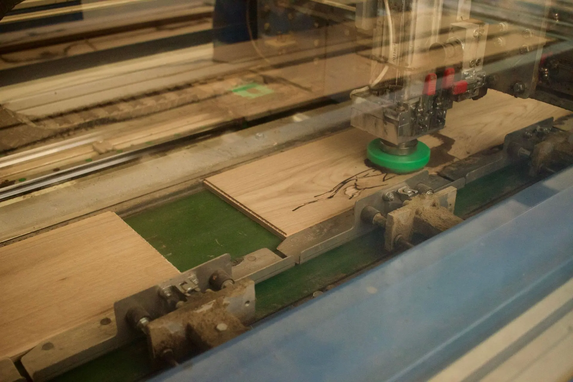 Pohled do výroby na moderní technologickou linku Planet Parket zajišťující milimetrovou přesnost opracování dřevěných lamel.