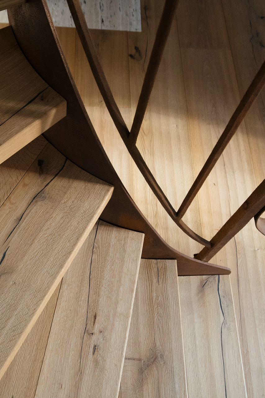 Detailní realizace dubového schodiště a podlahy Planet Parket v interiéru – ukázka přirozené kresby dřeva a precizního napojení prken.