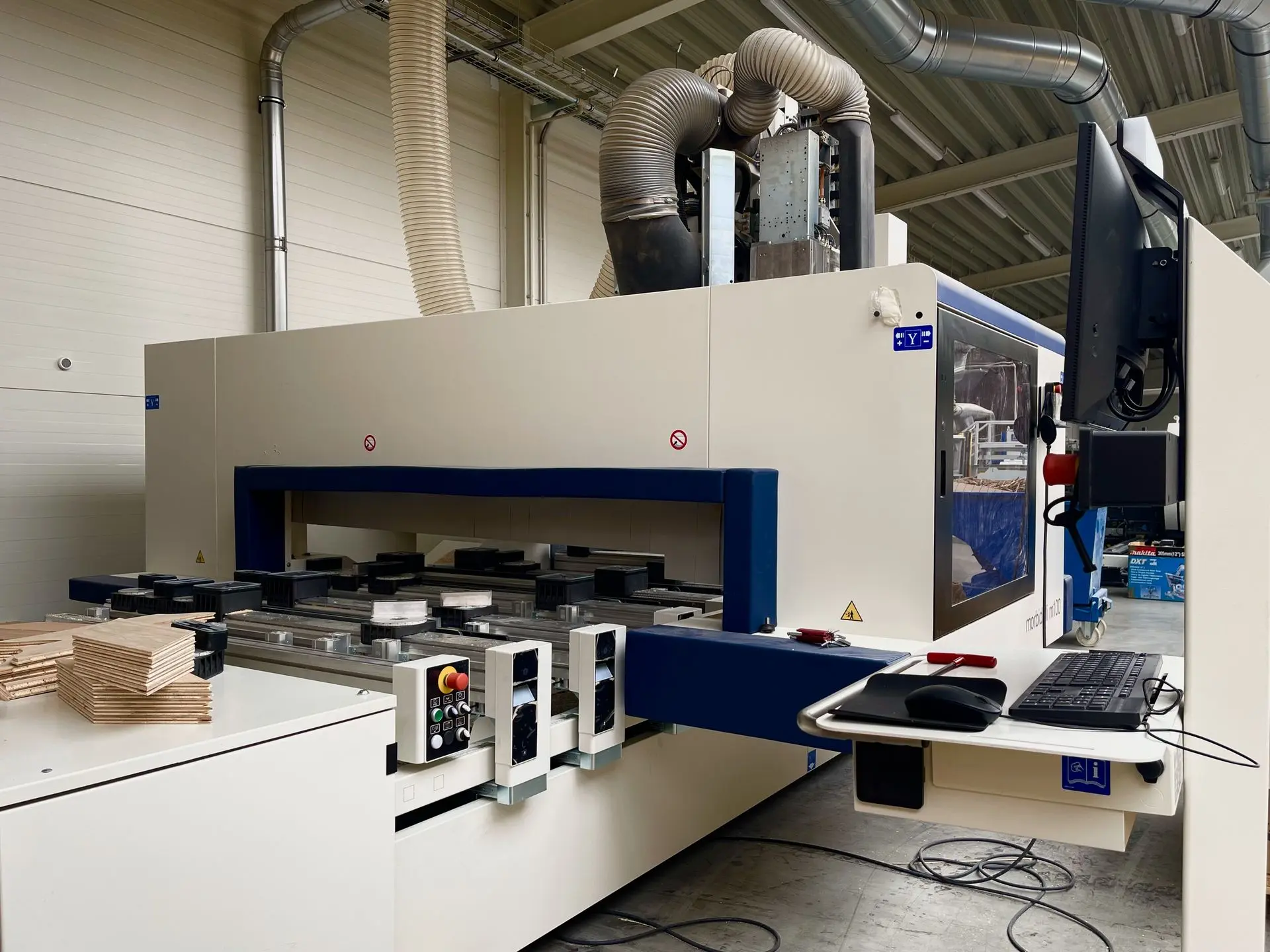 Moderní pětiosé CNC centrum ve výrobní hale Planet Parket určené pro precizní zakázkové zpracování nejsložitějších tvarů a formátů dřevěných podlah.