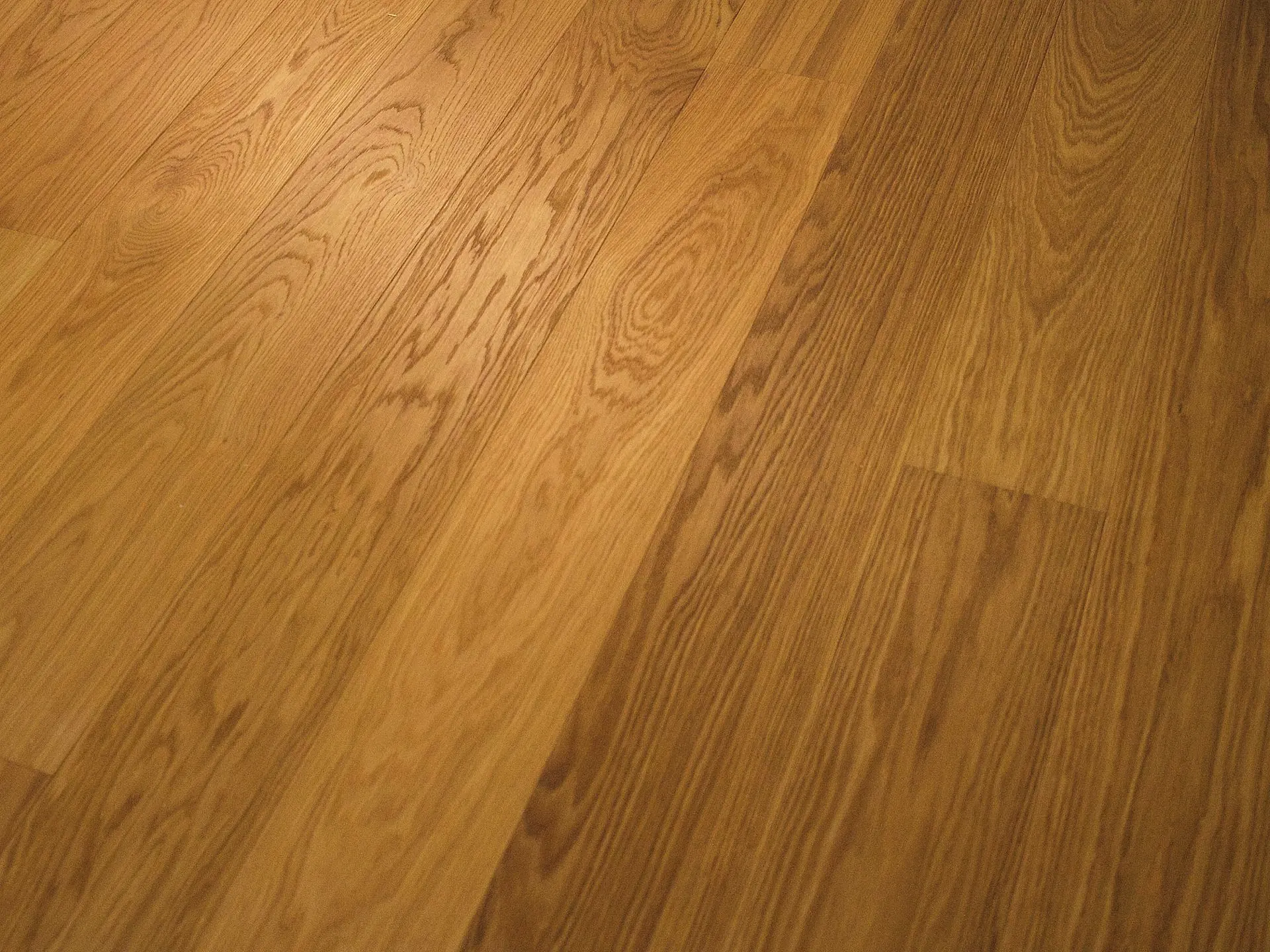 Dubová podlaha Premium (15x155 mm), 2x fáze, kartáč, odstín Honey.