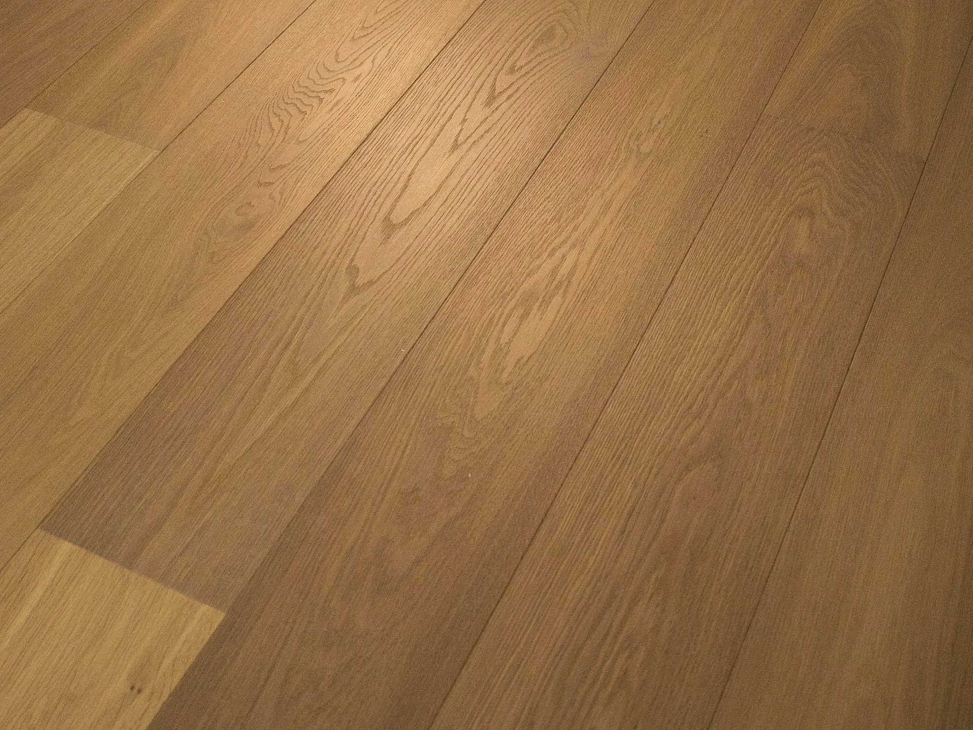 Dubová podlaha Premium (13x195 mm), 2x fáze, broušený kartáč, kouřový efekt, odstín Milky.