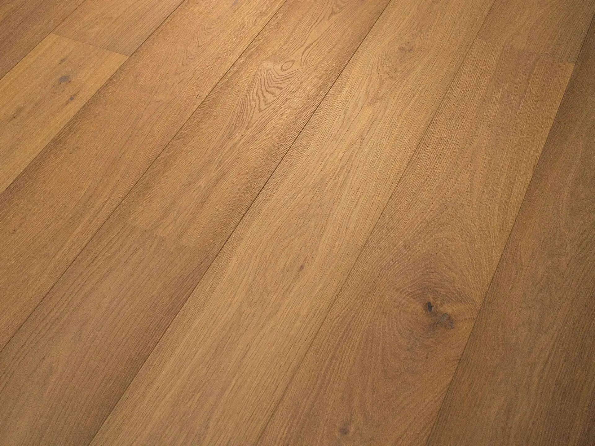 Dubová podlaha Rustic (15x195 mm), tmavý tmel, 2x fáze, kartáč, kouř, odstín Fine Milky 5:1 Desert.