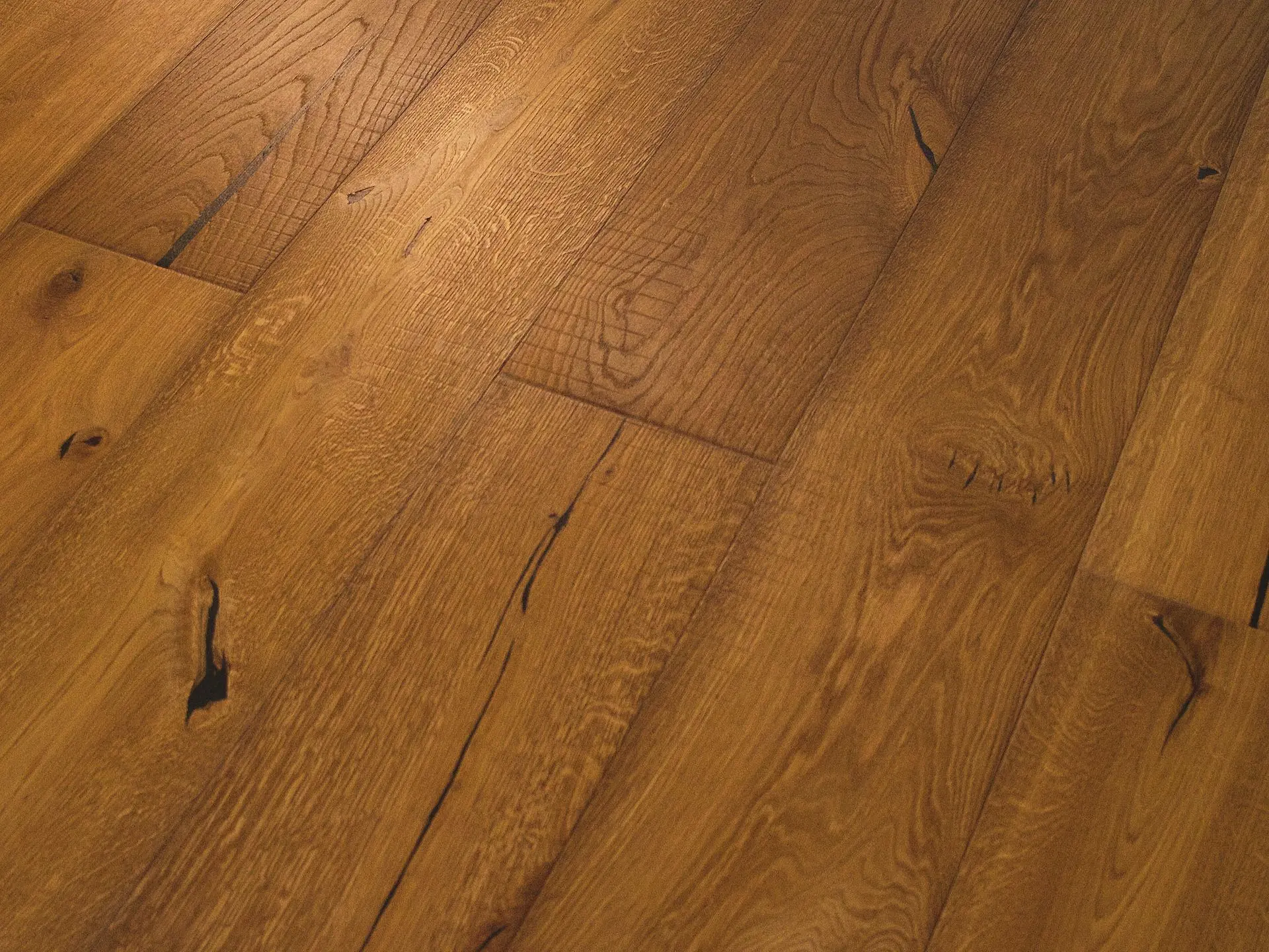 Dubová podlaha Rustic (15x195 mm), 2x fáze, lehký kartáč, kouř, nano povrchová úprava.