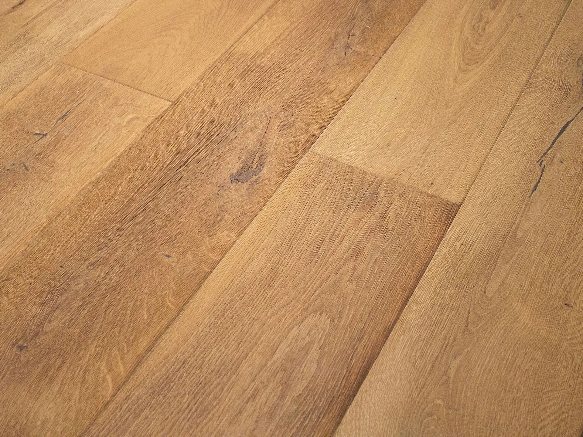 Dubová podlaha Robust (15x255 mm), tmavý tmel, 4x ruční hrany, ruční dláto, louh, bělení.