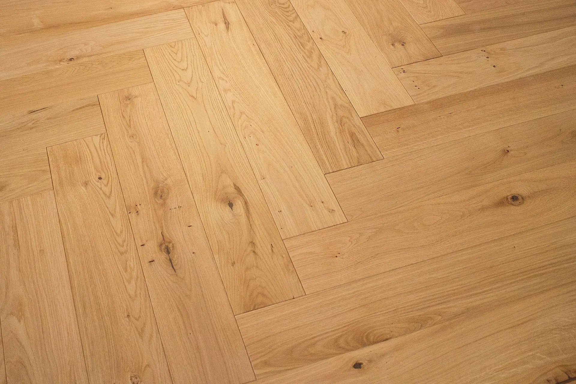 Dubová podlaha stromeček Rustic (12x125x730 mm), tmavý tmel, 4x fáze, broušený kartáč, naturale.