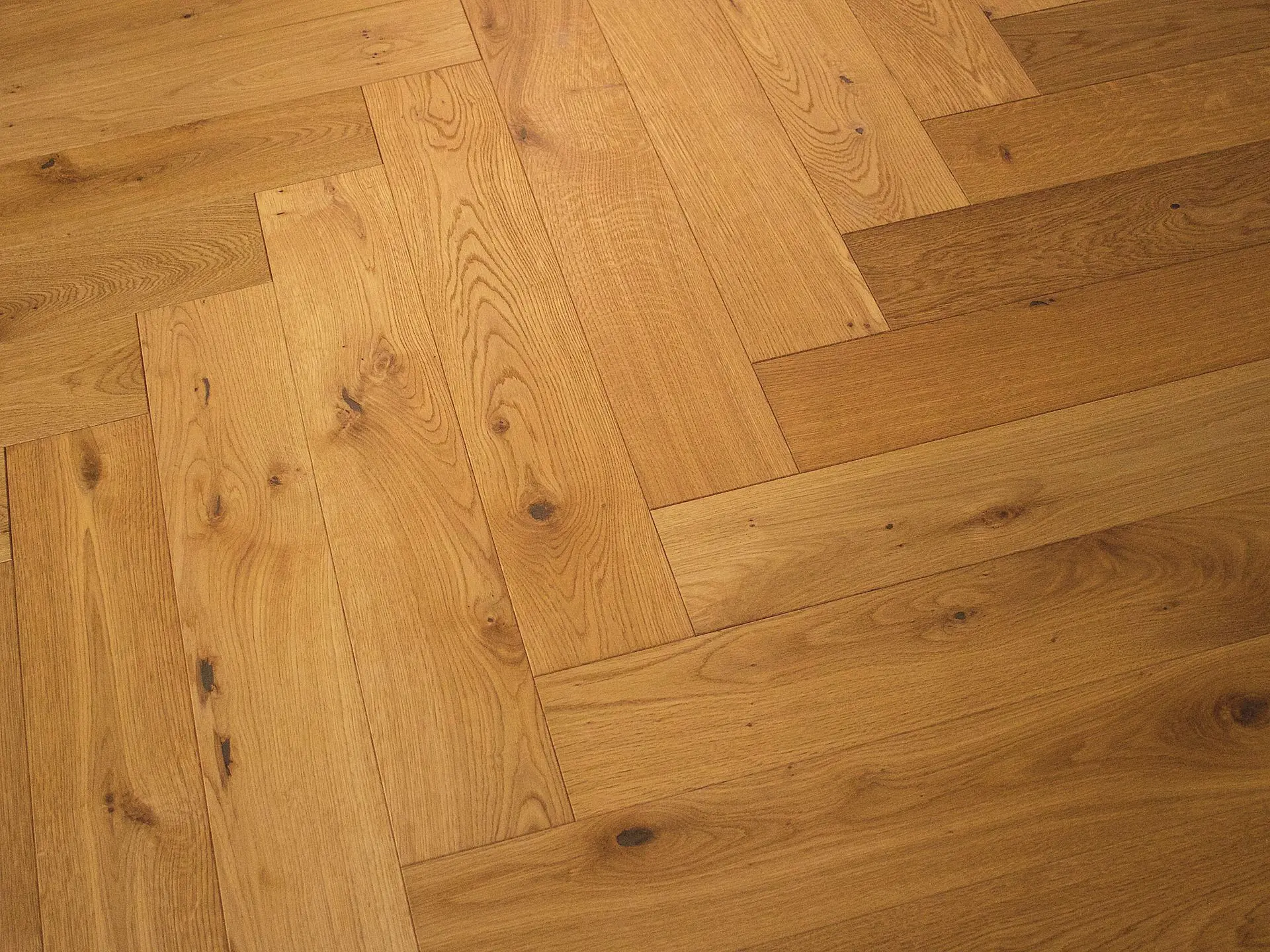 Dubová podlaha stromeček Rustic (12x125x730 mm), tmavý tmel, 4x fáze, kartáč, lehký kouř, naturale.