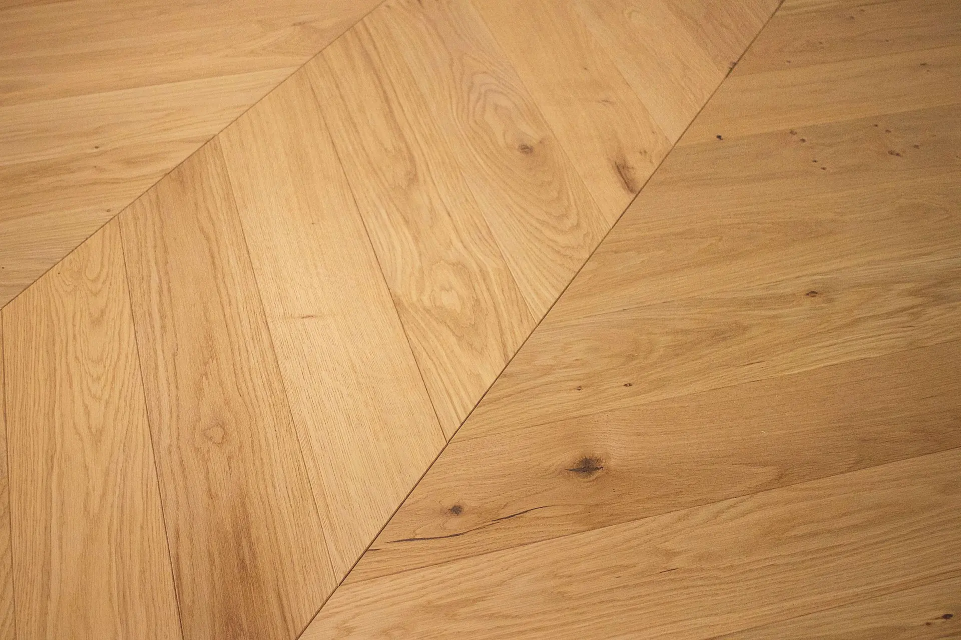 Dubová podlaha Chevron 45° Rustic (12x125x660 mm), tmavý tmel, 4x fáze, lehký kartáč, naturale.