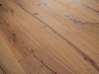 Dřevěná podlaha pro minimalistický styl interiéru Toscana