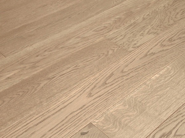 Dřevěná podlaha pro minimalistický styl interiéru Tortora